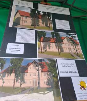 Pokaż zdjęcie: Na zdjęciu plakat z trzema grafikami, które przedstawiają wizualizacje budynku mieszkalnego, wielorodzinnego wspomaganej społeczności mieszkaniowej.