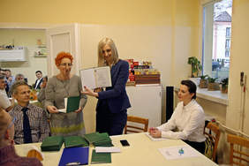 Pokaż zdjęcie: Wręczenie podziękowań, fot. UM Jaworzno