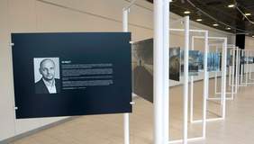 Pokaż zdjęcie: Wysatwa fotografii z cyklu w pracy. Na pierwszym planie zdjęcie autora fotografii 