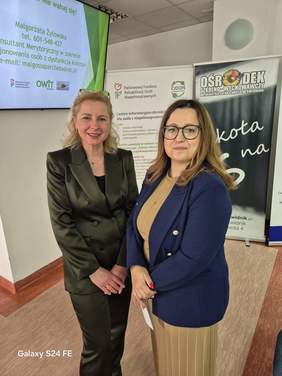 Pokaż zdjęcie: Do zdjęcia pozują dwie kobiety.