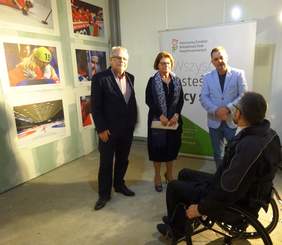 Dyrektor Kujawsko-Pomorskiego Oddziału PFRON - Aleksandra Gierej podczas rozmowy z Prezesem i Wiceprezesem Zawiszy Bydgoszcz - Waldemarem Keistera  i Dariuszem Bednarkiem