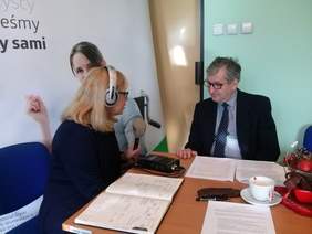 Redaktor Beata Tomanek z Radia Katowice i Dyrektor Śląskiego Oddziału PFRON Jan Wroński - wywiad do audycji Gdzieś obok nas