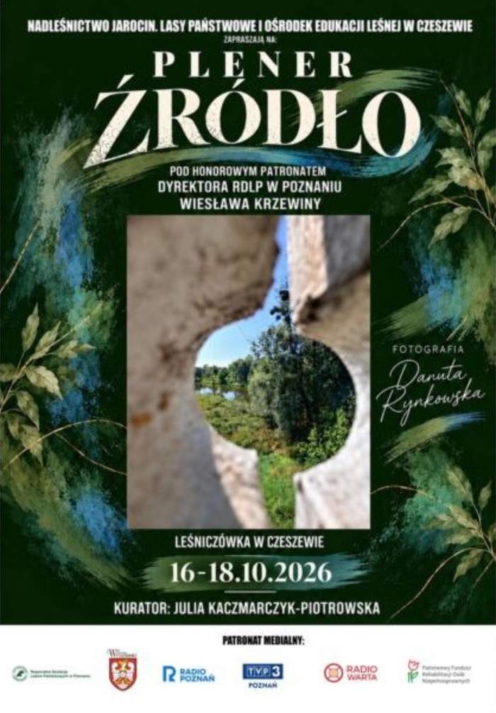Pokaż zdjęcie: Plakat zapraszający na wydarzenie artystyczne „PLENER ŹRÓDŁO” na tle zielono-niebieskich grafik o motywach leśnych. W centralnej części znajduje się zdjęcie autorstwa Danuty Rynkowskiej.