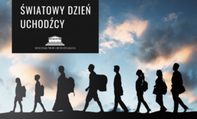 Na tle przyciemnionego nieba idą gęsiego osoby - dzieci, poprzez osoby z plecakami i z torbami, w lewym górnym rogu napis: Światowy Dzień Uchodźcy, a poniżej logo Rzecznika Praw Obywatelskich