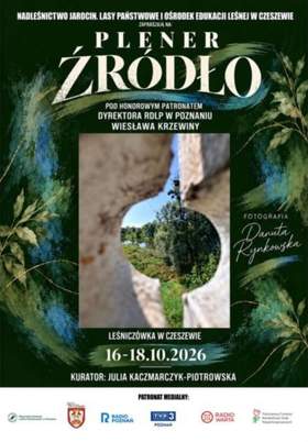 Plakat zapraszający na wydarzenie artystyczne „PLENER ŹRÓDŁO” na tle zielono-niebieskich grafik o motywach leśnych. W centralnej części znajduje się zdjęcie autorstwa Danuty Rynkowskiej.