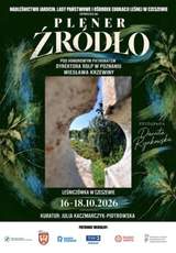 Plakat zapraszający na wydarzenie artystyczne „PLENER ŹRÓDŁO” na tle zielono-niebieskich grafik o motywach leśnych. W centralnej części znajduje się zdjęcie autorstwa Danuty Rynkowskiej.