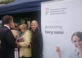 Pokaż zdjęcie: Seniorzy chętnie zasięgali porad specjalistów PFRON 