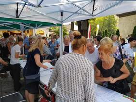 Pokaż zdjęcie: Stoisko informacyjne Małopolskiego Oddziału PFRON podczas uroczystości ku czci Przemienienia Pańskiego w Parafii św. Małgorzaty w Nowym Sączu