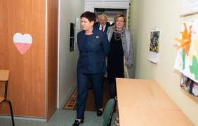 Pokaż zdjęcie: Powitanie premier Beaty Szydło w Specjalnym Ośrodku Szkolno – Wychowawczego przy ul. Broniewskiego w Nowym Sączu