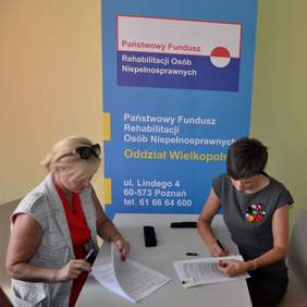 Pokaż zdjęcie: Elżbieta Sroczyńska - dyrektor PCPR w Koninie oraz Anna Skupień - dyrektor Oddziału Wielkopolskiego PFRON