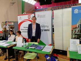 Pokaż zdjęcie: Pracownik Oddziału Świętokrzyskiego PFRON Seweryn Krzemiński na Targach Pracy w Sandomierzu