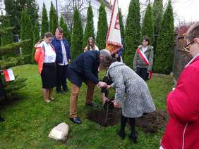 Pokaż zdjęcie: Wspólne posadzenie "Dębu Pamięci"