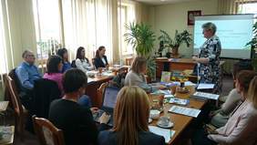 Pracownik Oddziału Alicja Ryżyńska-Galicz przedstawia różne formy wsparcia zatrudnienia osób niepełnosprawnych ze środków PFRON