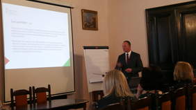 uczestnicy konferencji Dyrektor Oddziału Podkarpackiego PFRON Maciej Szymański podczas prelekcji