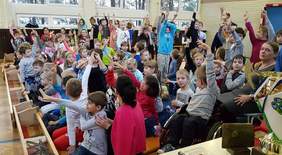 Pokaż zdjęcie: Uczniowie Szkoły Podstawowej z Oddziałami Integracyjnymi nr 12 im. Janusza Korczaka w Krakowie podczas spotkania z piłkarzami