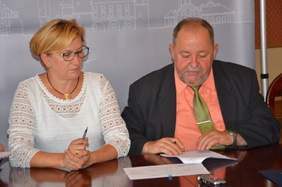 Pokaż zdjęcie: Wiceminister Zdrowia - Józefa Szczurek-Żelazko oraz Ludwik Węgrzyn - starosta bocheński