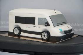 Tort w kształcie pojazdu do przewozu osób z niepełnosprawnościami