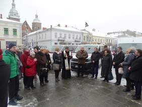 Pokaż zdjęcie: Uroczystość poświęcenia nowych samochodów dla placówek z Nowego Sącza