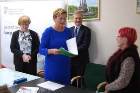 Pokaż zdjęcie: Przekazanie umowy Polskiemu Towarzystwu Walki z Kalectwem 