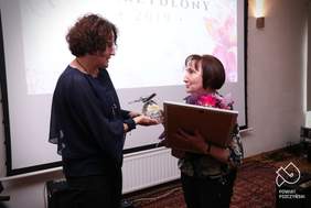 Pokaż zdjęcie: Starosta Pszczyński Barbara Bandoła wręcza nagrodę laureatce Alicji Szymczak