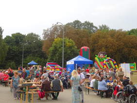 Pokaż zdjęcie: Uczestnicy pikniku