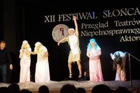 Pokaż zdjęcie: Aktorzy na scenie