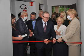 Pokaż zdjęcie: Dyrektor Andrzej Michalski Przecina Wstęgę