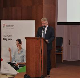 Pokaż zdjęcie: Dyrektor Oddziału Lubelskiego PFRON Jerzy Dębski odczytał na mównicy list od Pełnomocnika Rządu ds. Osób Niepełnosprawnych Krzysztofa Michałkiewicza