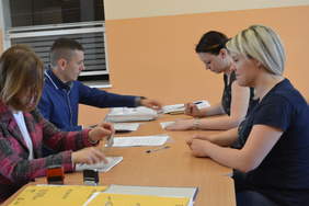 Pokaż zdjęcie: Podpisywanie umów