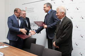 Pokaż zdjęcie: Przekazanie listu intencyjnego