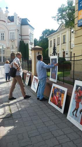 Pokaż zdjęcie: „instalacja” wystawy „Pragnę zwyciężać w Rzeszowie”