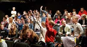 Pokaż zdjęcie: Spotkanie Dzieci - widzów z Aktorami spektaklu "Kwiat Paproci" na scenie "Miniatura" Teatru im. J.Słowackiego