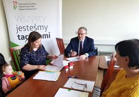 Pokaż zdjęcie: Umowa została podpisana w siedzibie Oddziału Świętokrzyskiego PFRON