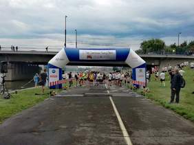 Zawodnicy przed startem w  6. Biegu Charytatywnego Fundacji Tesco