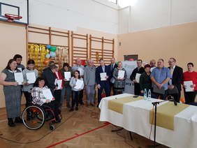 Zdjęcie zbiorowe laureatów wraz z dyrektorem oddziału PFRON