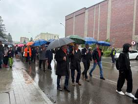 Tłum pod parasolami maszeruje przez ulice Jarosławia.