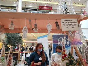 stoisko świąteczne ze stroikami