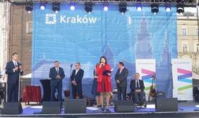 Pokaż zdjęcie: Inauguracja Tygodnia Osób z Niepełnosprawnością "Kocham Kraków z Wzajemnością" na Rynku Głównym w Krakowie