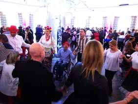 Uczestnicy balu podczas zabawy