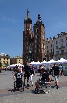 Pokaż zdjęcie: Uczestnicy "Kocham Kraków z Wzajemnością" na Krakowskim Rynku