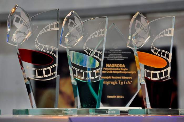 Pokaż zdjęcie: Szklane statuetki z sylwetką motyla