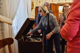 Pokaż zdjęcie: Ekspozycja w Muzeum Narodowym Rolnictwa i Przemysłu Rolno-Spożywczego w Szreniawie dla osób z wadą wzroku