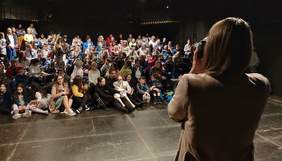 Pokaż zdjęcie: Spotkanie Dzieci - widzów z Aktorami spektaklu "Kwiat Paproci" na scenie "Miniatura" Teatru im. J.Słowackiego