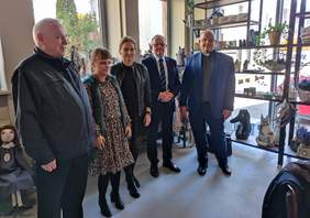 Pokaż zdjęcie: W uroczystości otwarcia obecny był między innymi dyrektor Oddziału Świętokrzyskiego PFRON Andrzej Michalski oraz ks. Stanisław Słowik, dyrektor Caritas diecezji kieleckiej