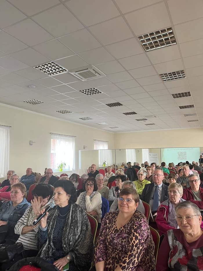 Pokaż zdjęcie: Wiele osób w sali na spotkaniu