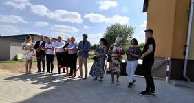 Pokaż zdjęcie: Gospodarze i goście przy przecięciu wstęgi z okazji otwarcia