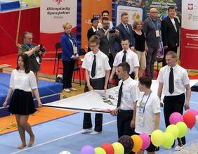 Ceremonia otwarcia - zawodnicy wnoszą flagę