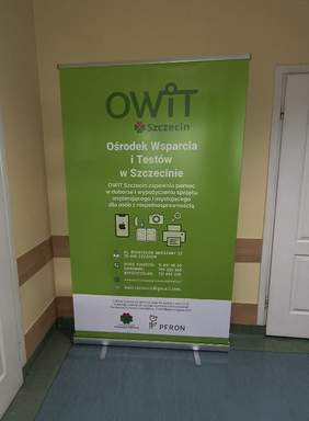 Pokaż zdjęcie: Zielono biały baner z zielonym logiem OWiT i informacjami o ośrodku.