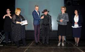 Pokaż zdjęcie: Wręczenie Statuetki Stanisławowi Kmiecikowi –  artyście