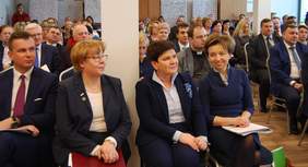 Pokaż zdjęcie: Od lewej: Minister Adam Hamryszczak, Dyrektor Marta Mordarska, Premier Beata Szydło oraz Prezes Marlena Maląg